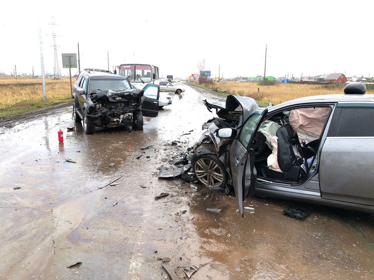 В лобовом столкновении автомобилей погибли два человека