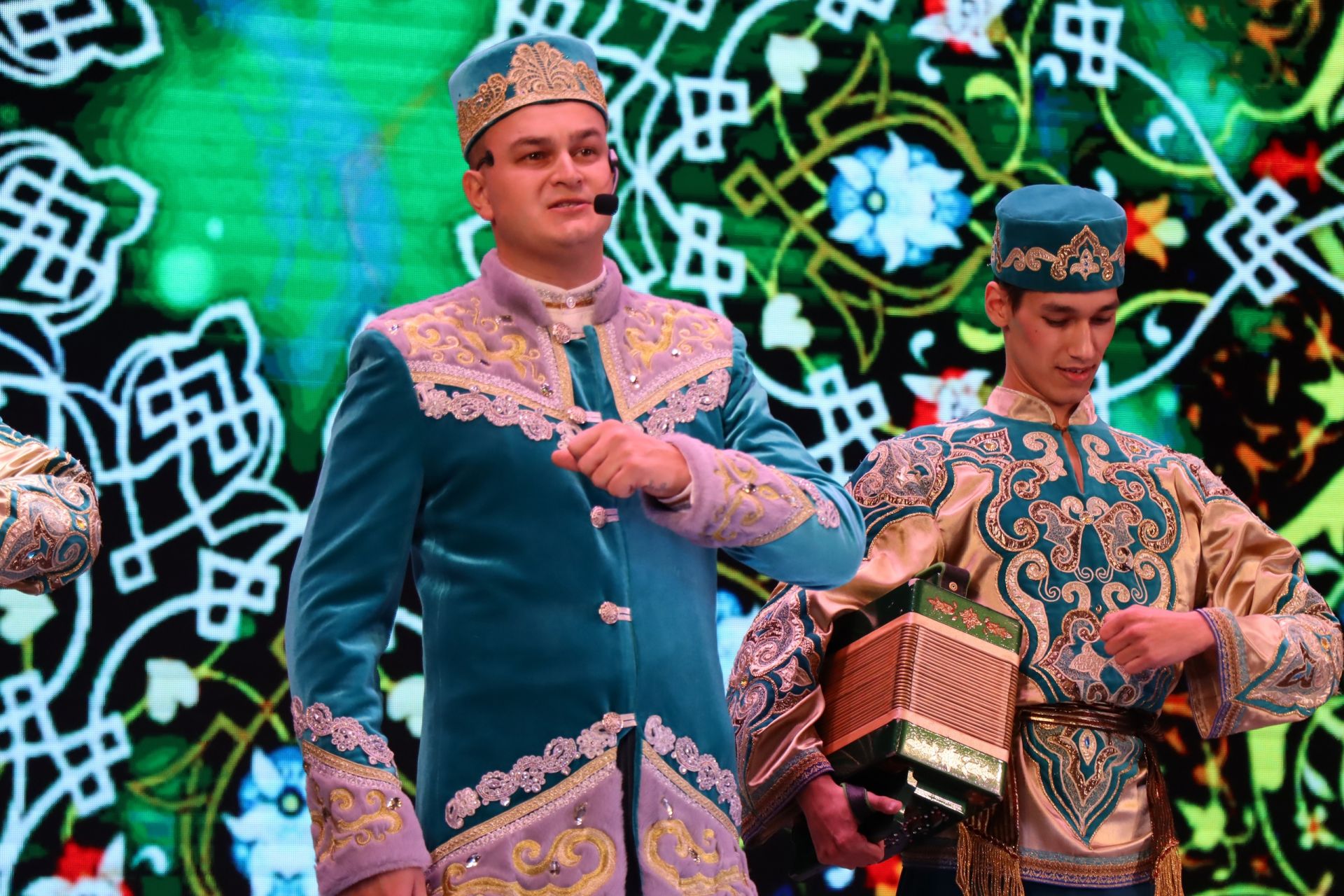 Государственный ансамбль песни и танца «Агидель» зажёг на сцене Менделеевского дворца культуры