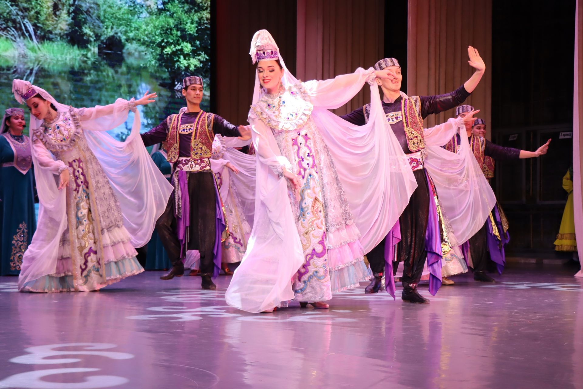 Государственный ансамбль песни и танца «Агидель» зажёг на сцене Менделеевского дворца культуры