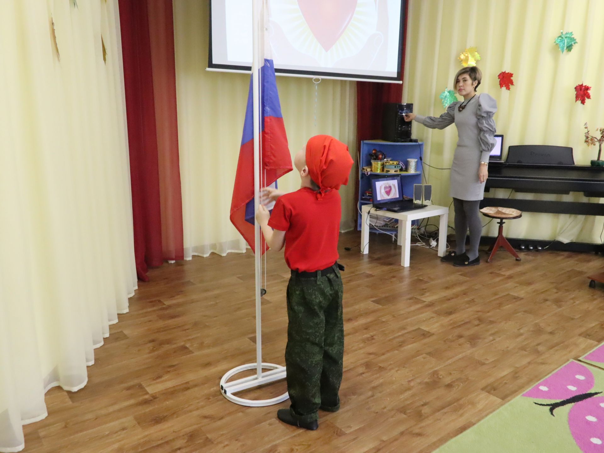 Воспитанники менделеевского детского сада нарисовали солдатам открытки