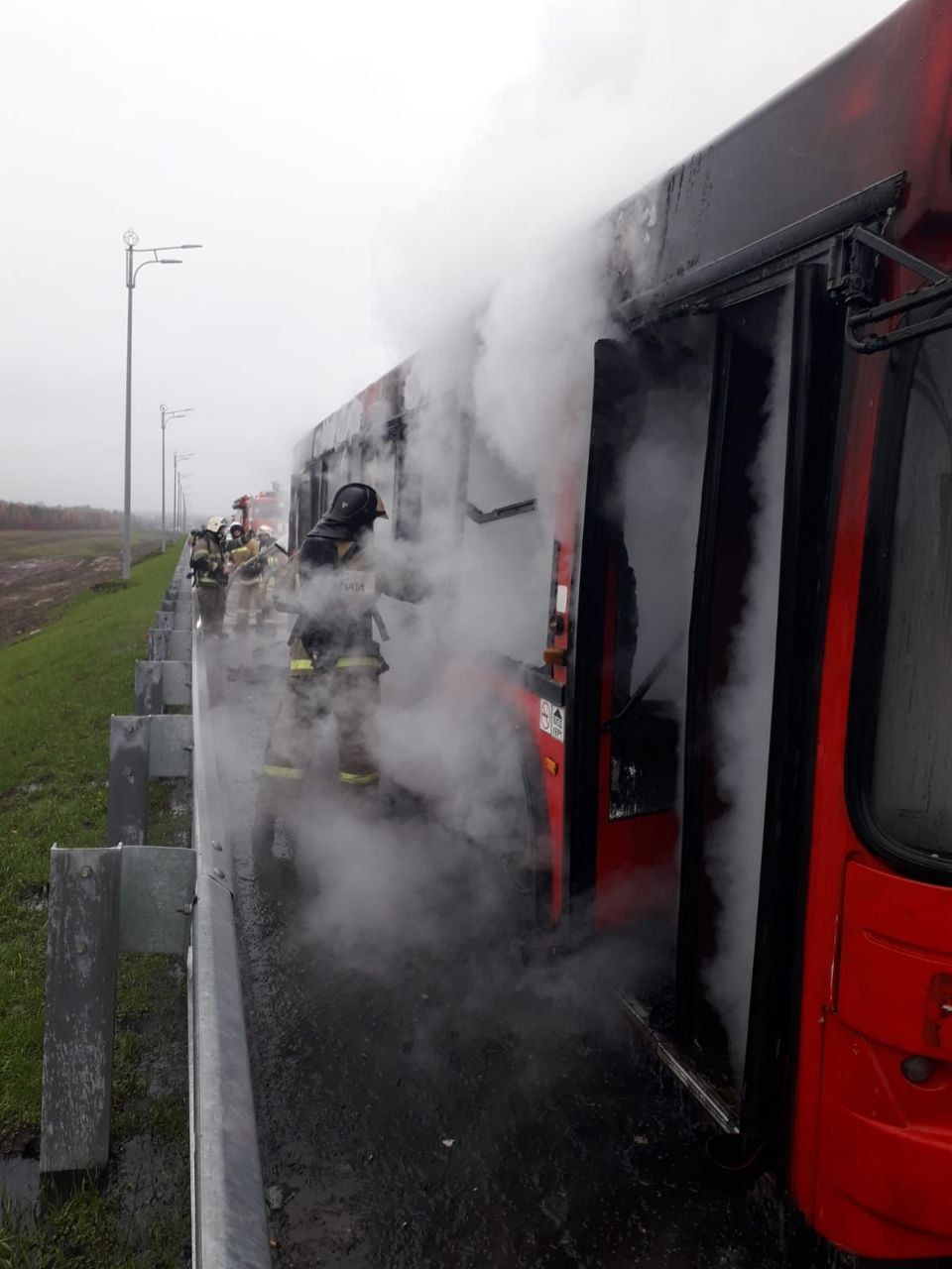 В Татарстане по дороге в аэропорт загорелся автобус