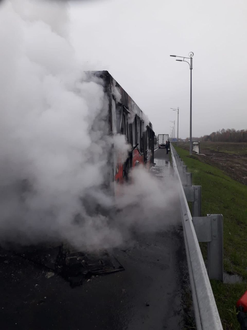 В Татарстане по дороге в аэропорт загорелся автобус