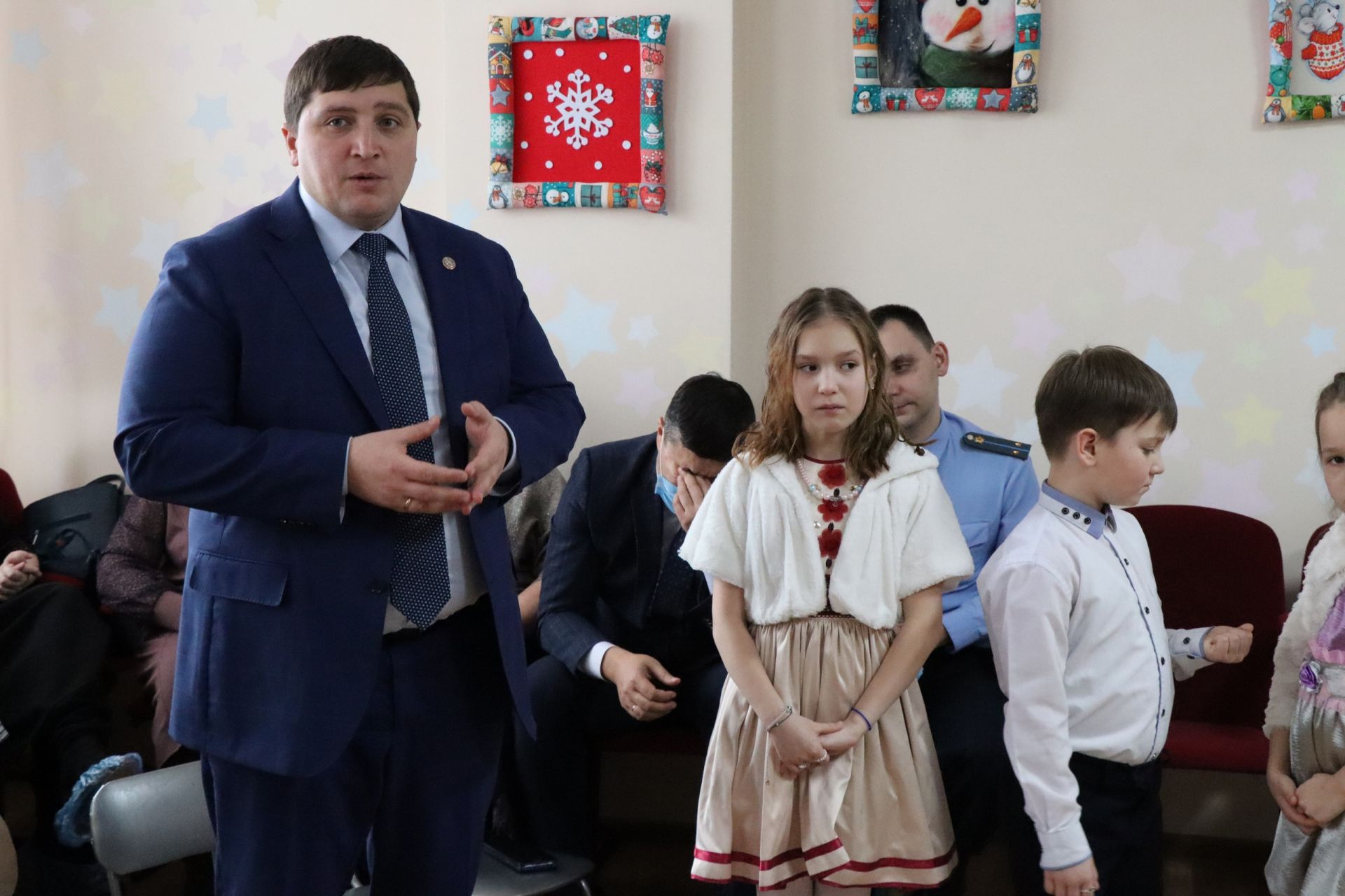В Менделеевске руководство района и общественные деятели поздравили воспитанников приюта с Новым годом