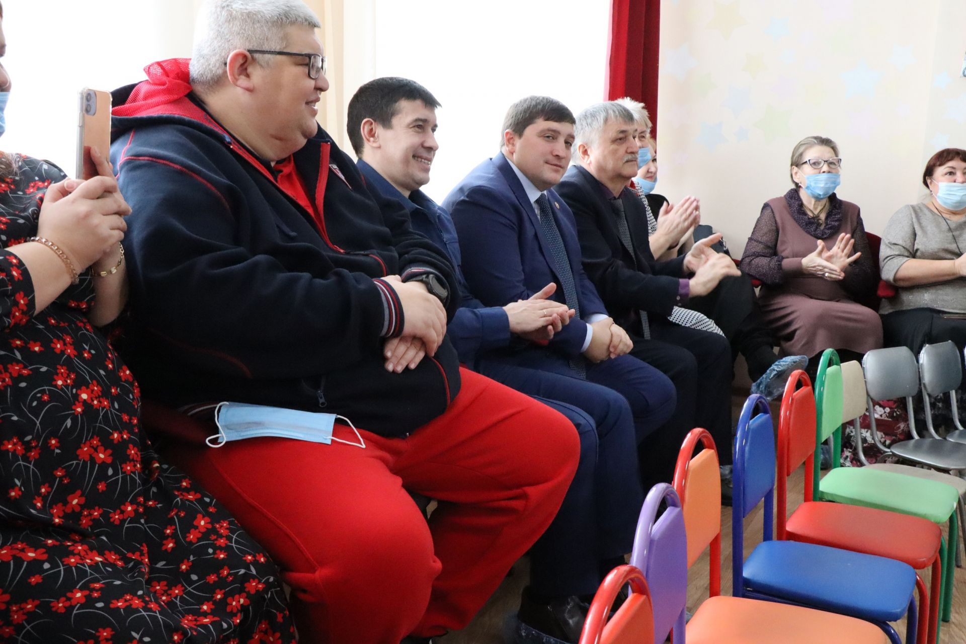 В Менделеевске руководство района и общественные деятели поздравили воспитанников приюта с Новым годом