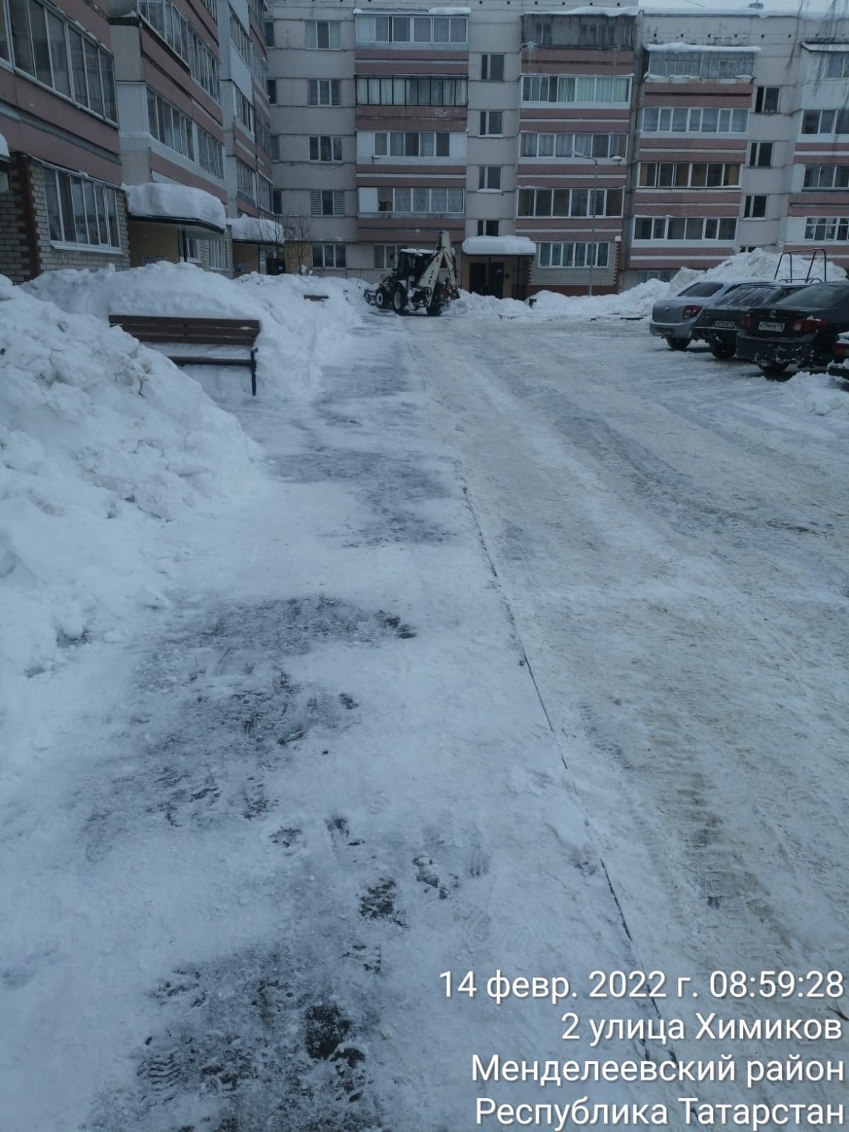 В Менделеевске продолжается чистка дорог от снега