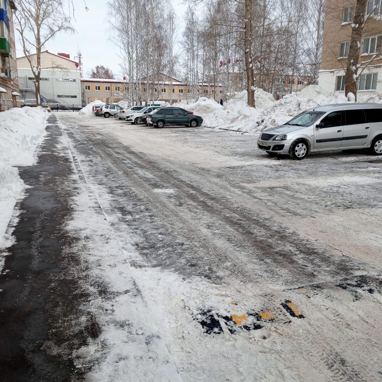 В Менделеевске продолжается чистка дорог от снега