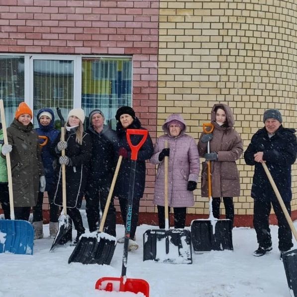 Коллективы городских учреждений и предприятий выходят на уборку снега