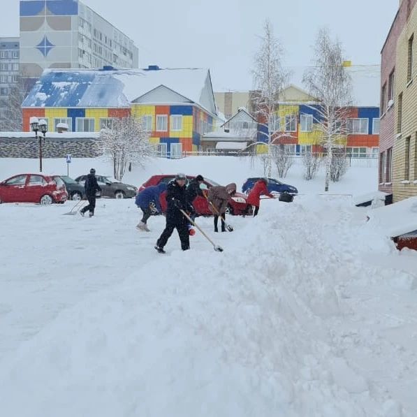 Коллективы городских учреждений и предприятий выходят на уборку снега