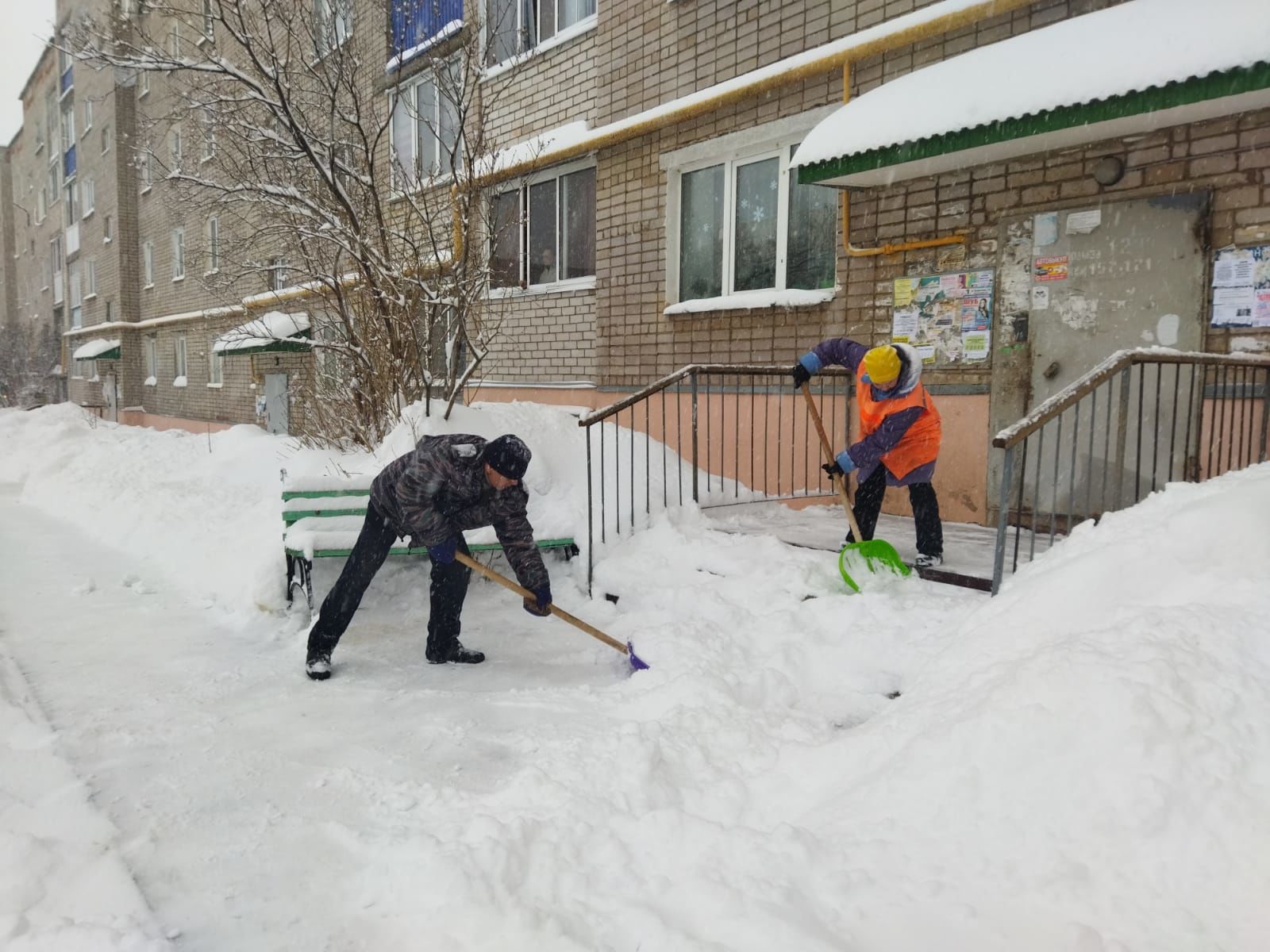 Борьба со снегом в городе продолжается