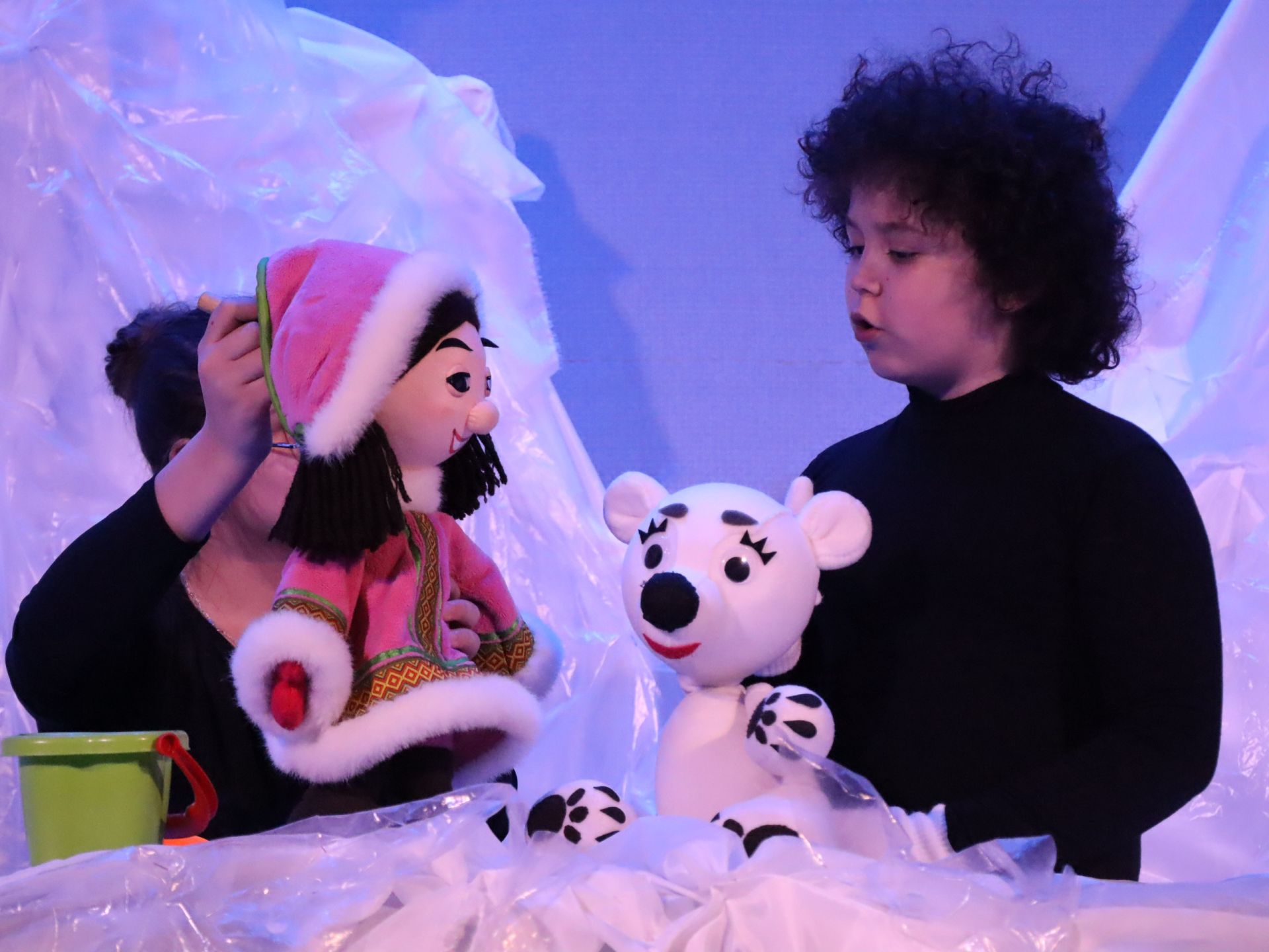Кукольный спектакль «Друг по имени Умка» подарил юным менделеевцам яркие эмоции