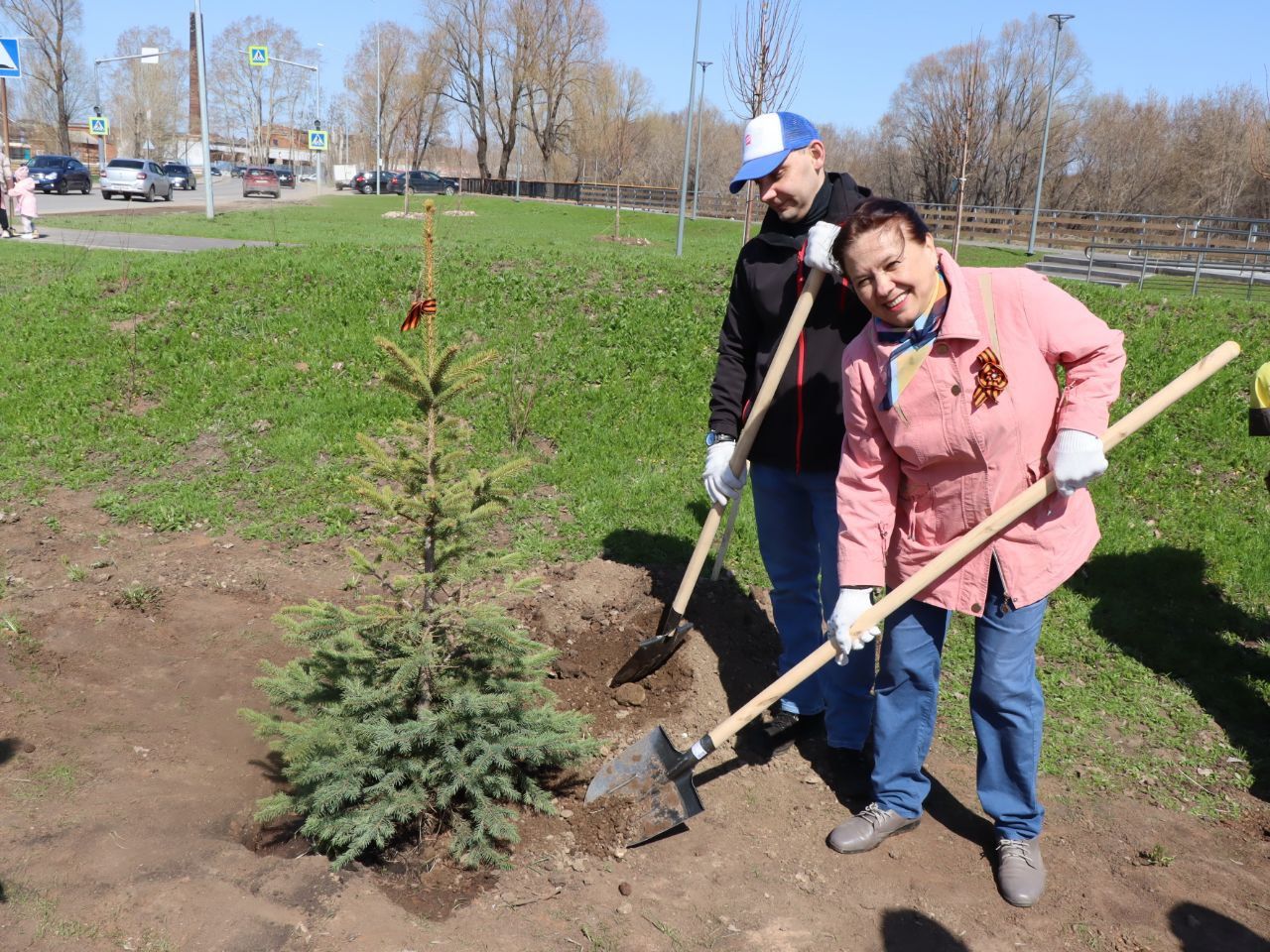 В Менделеевске в рамках акции «Сад памяти» посадили более 400 саженцев