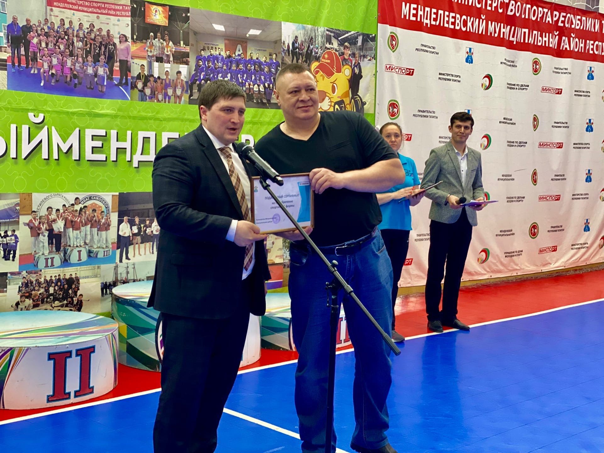 Руководитель района Радмир Беляев подарил денежный сертификат обществу инвалидов