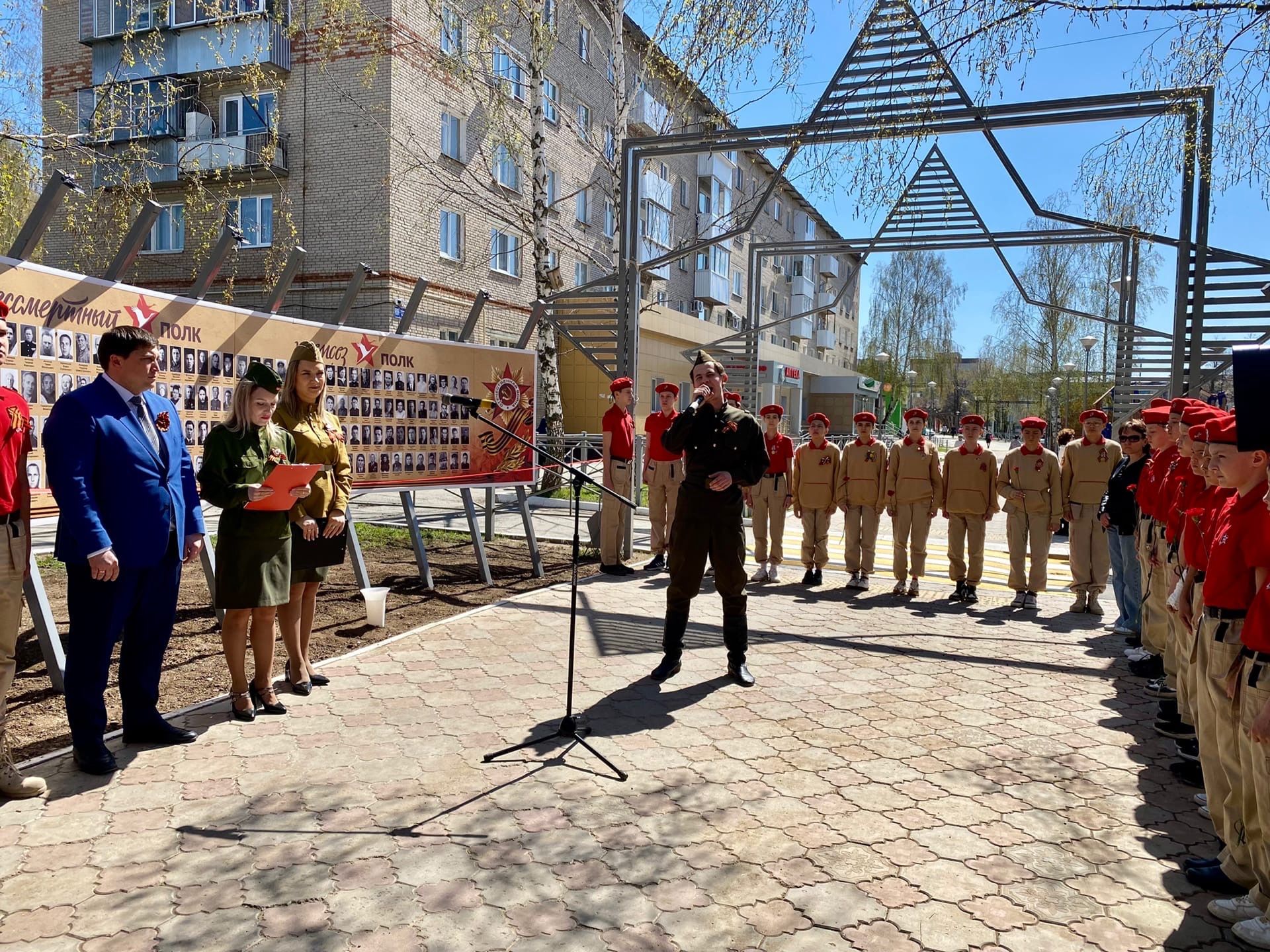 В Менделеевске на аллее Героев установили еще один стенд «Бессмертного полка»