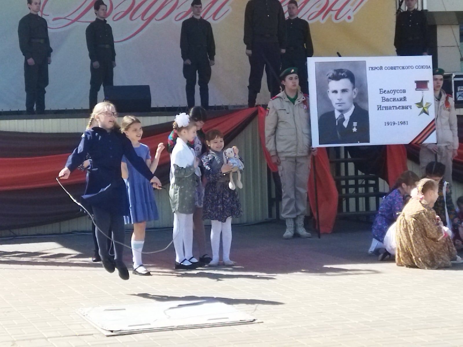 Празднование Дня Победы в Менделеевске началось с театрализованной постановки и шествия колонн
