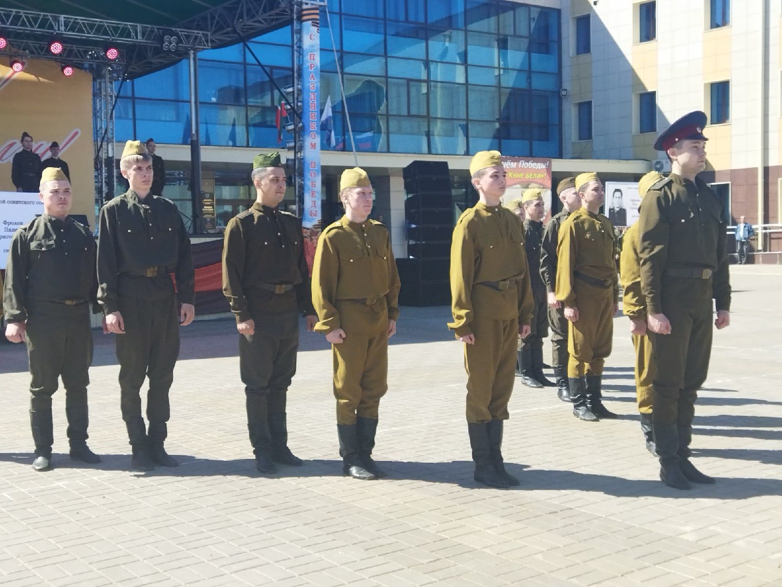 Празднование Дня Победы в Менделеевске началось с театрализованной постановки и шествия колонн