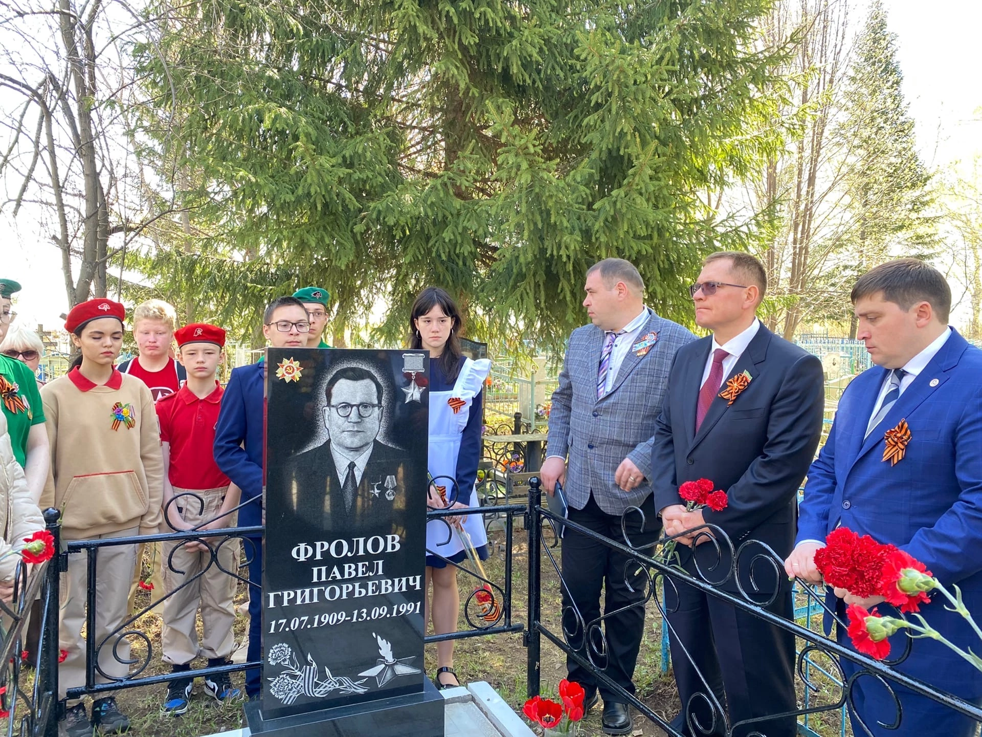 В День Победы руководство города побывали на могилах Героев Советского Союза