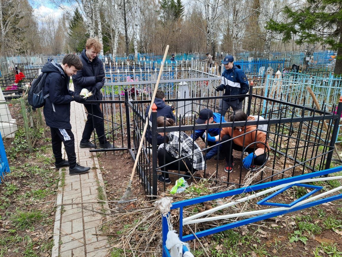 Учащиеся школ Менделеевска убрались на могилах Героев Советского союза
