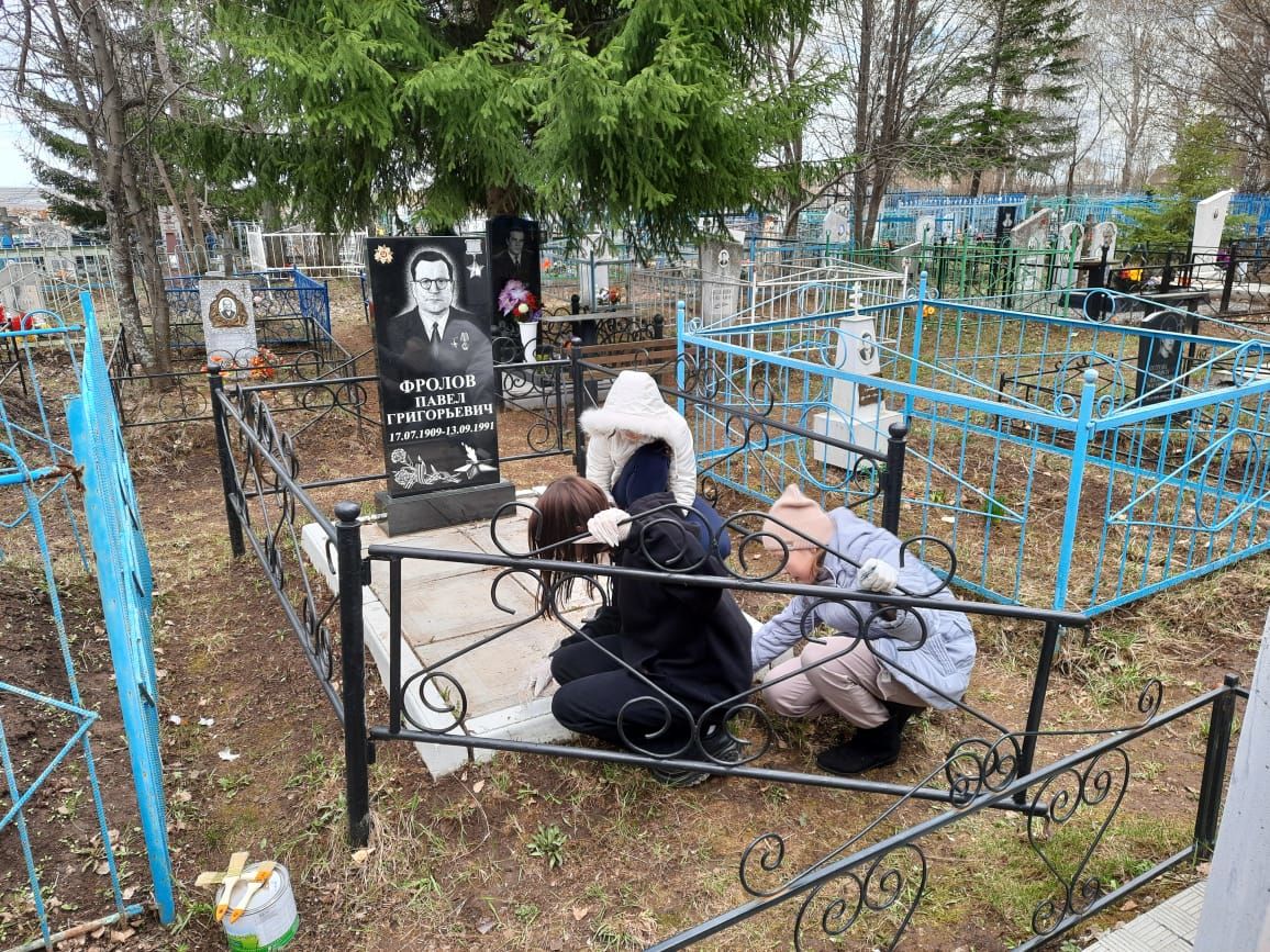 Учащиеся школ Менделеевска убрались на могилах Героев Советского союза