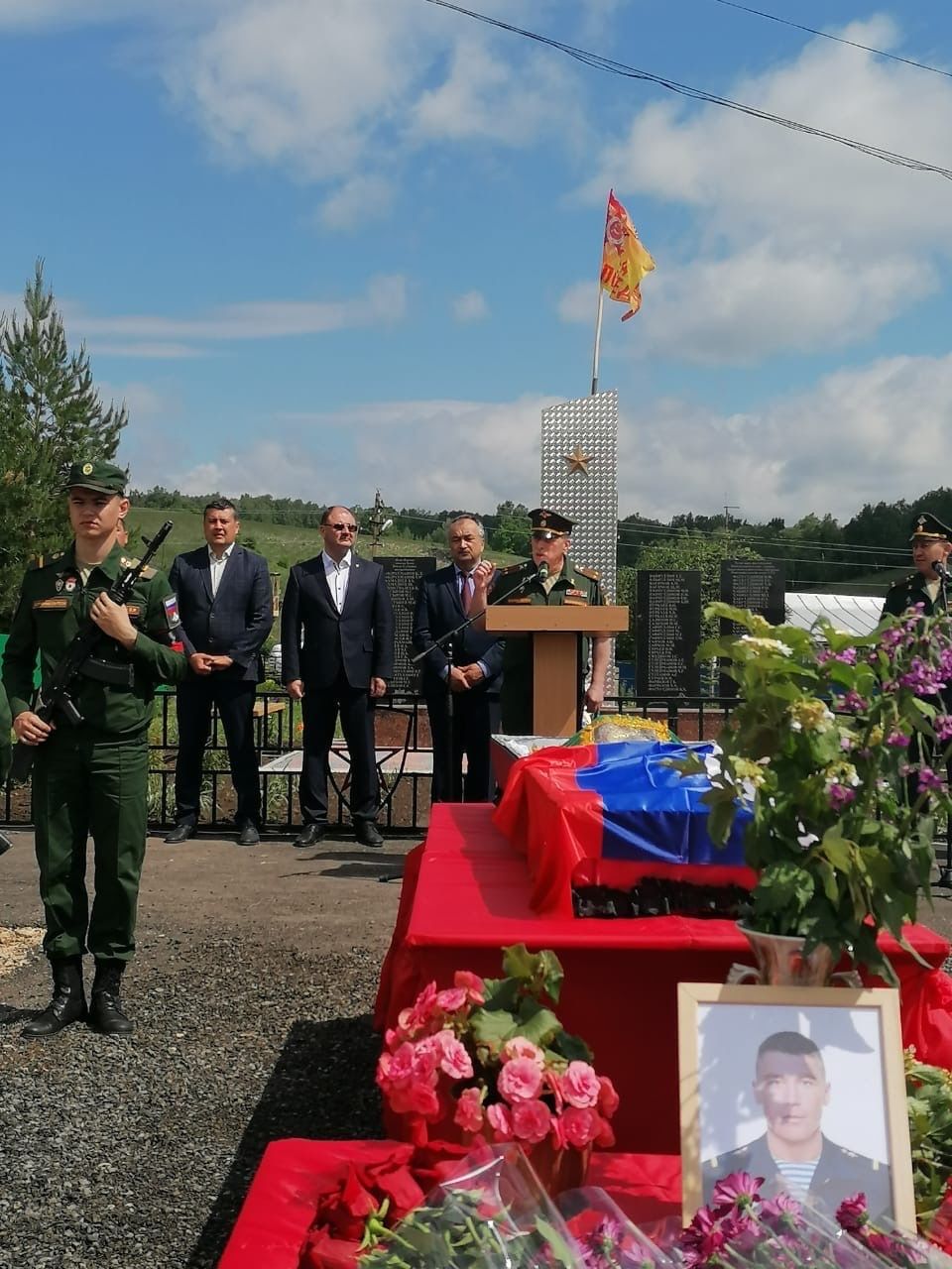 Похоронили менделеевского солдата, погибшего во время спецоперации на Украине