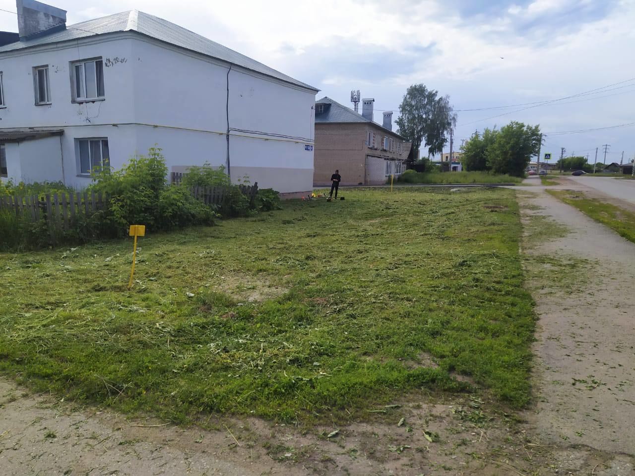 В Менделеевске с самого утра коммунальные службы косят траву