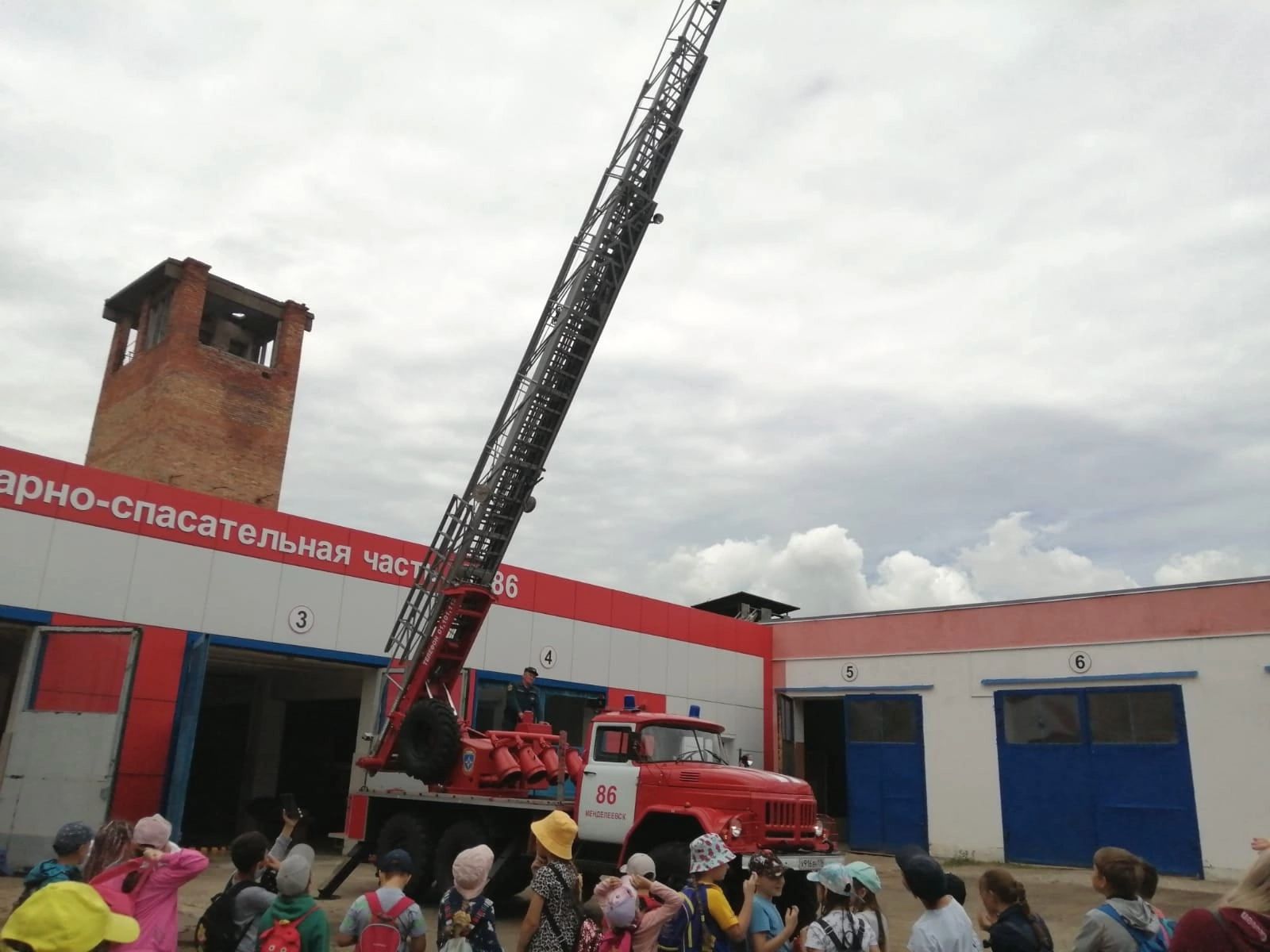 Воспитанники лагеря при ЦДТ побывали с экскурсией в пожарно- спасательной части №86