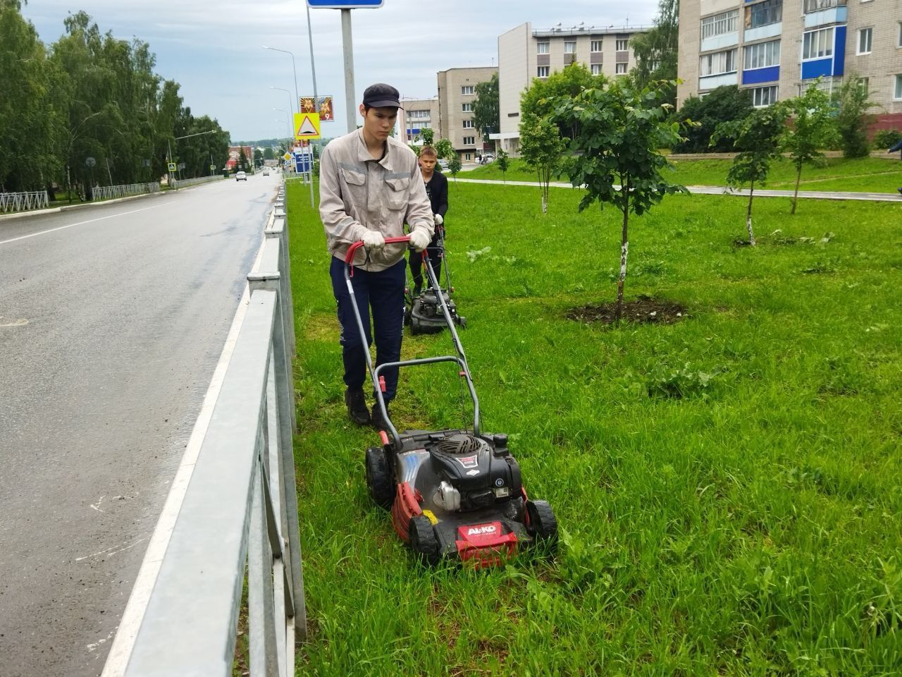 Менделеевские школьники благоустраивают город