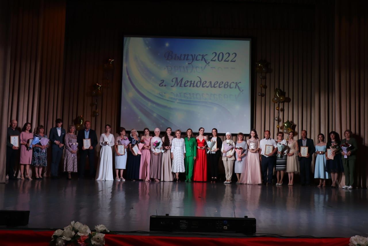 Вальс, салют и трогательные слова: в Менделеевске прошел выпускной