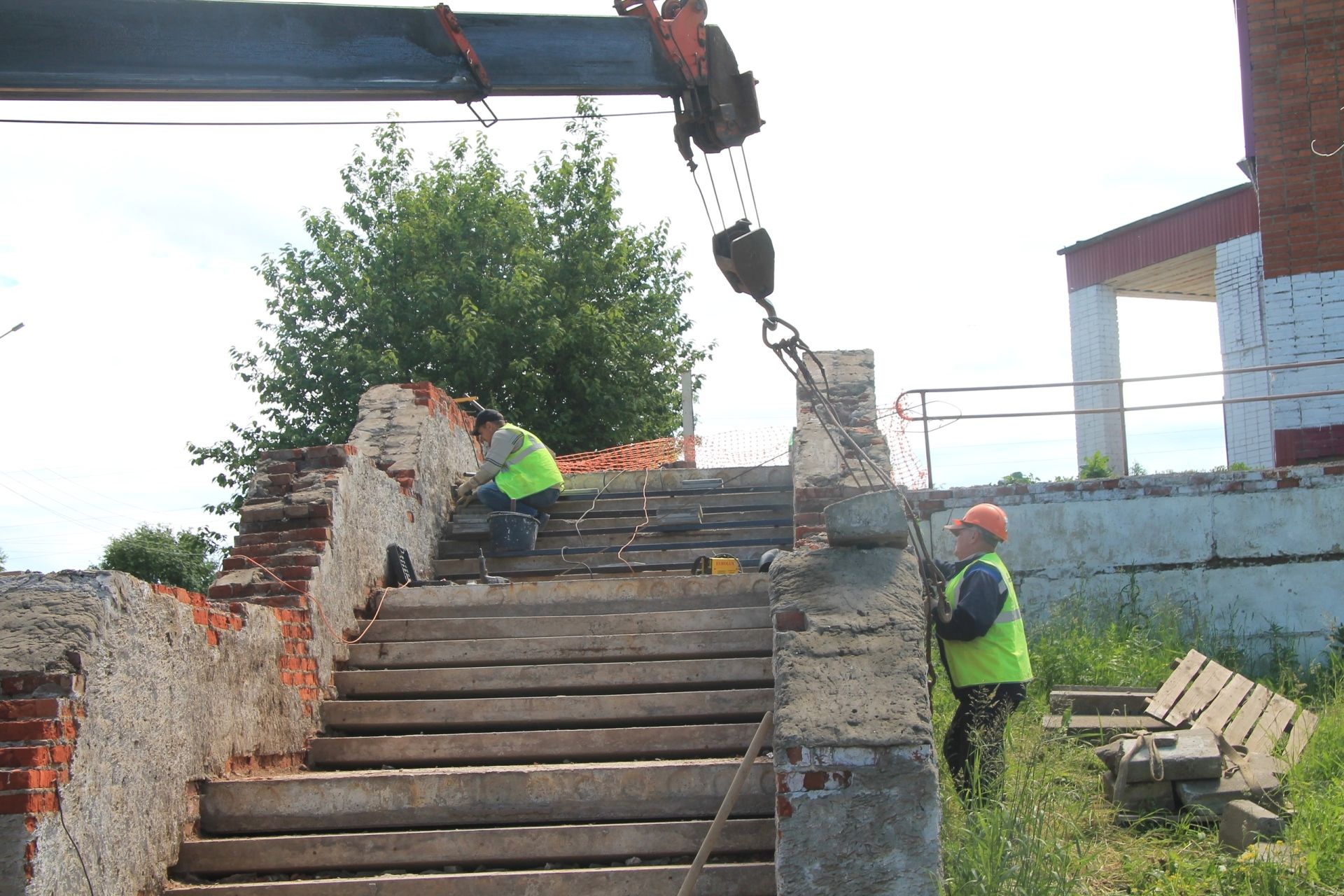 В Менделеевске полным ходом идёт ремонт проблемной лестницы по улице Тукая, 1