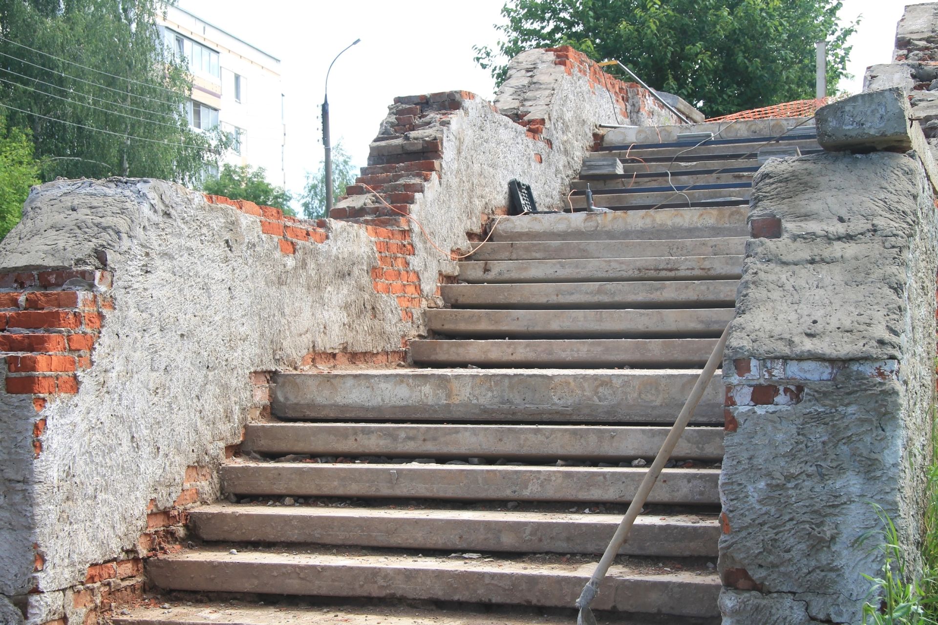 В Менделеевске полным ходом идёт ремонт проблемной лестницы по улице Тукая, 1