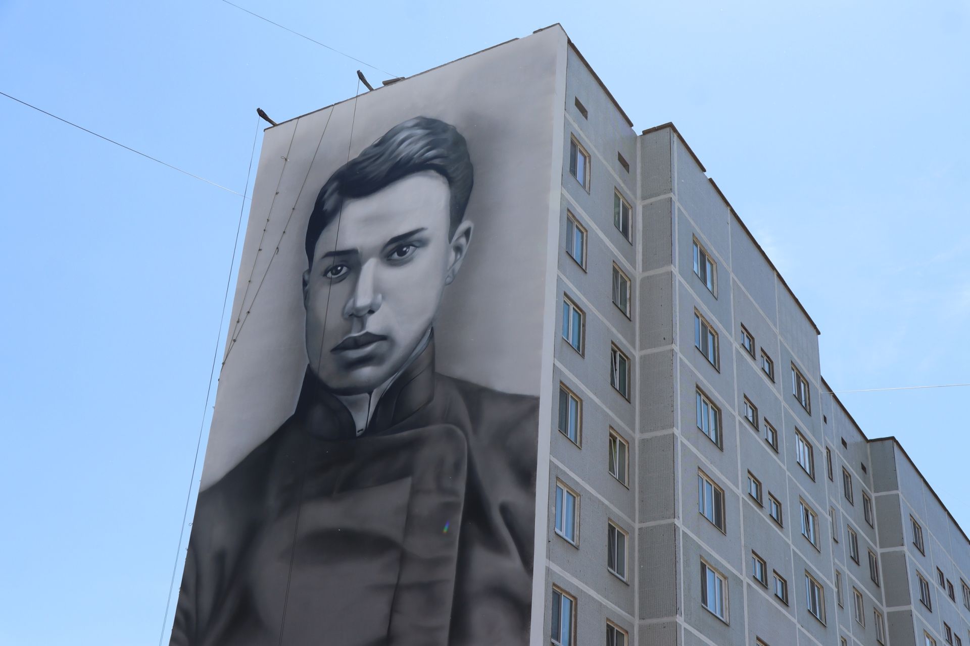 На фасаде девятиэтажки Менделеевска появилось новое граффити