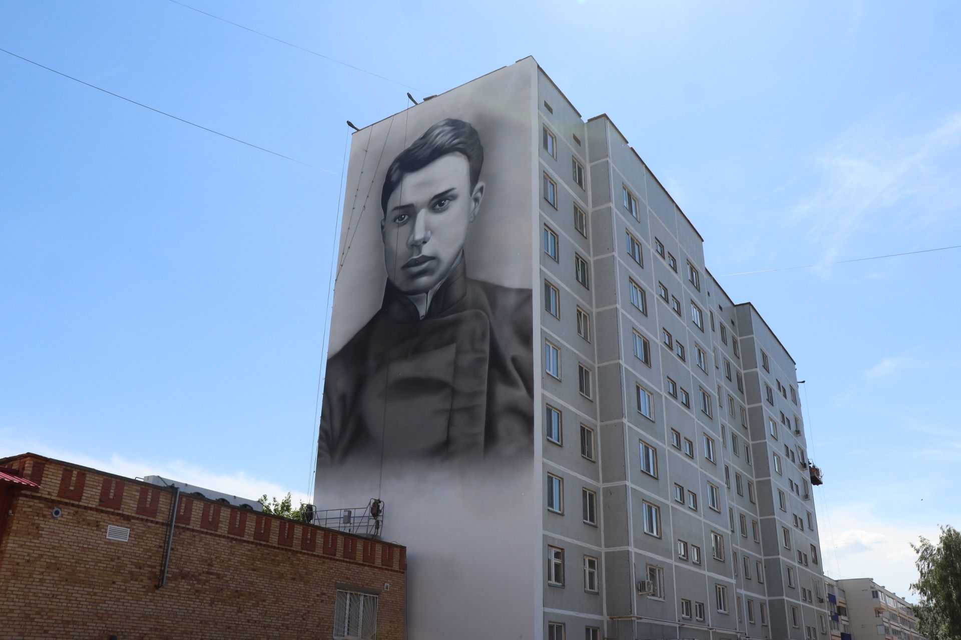 На фасаде девятиэтажки Менделеевска появилось новое граффити