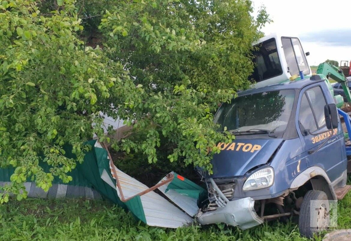 Легковушке сжало перед кузова после того, как она влетела под колеса эвакуатора в Татарстане
