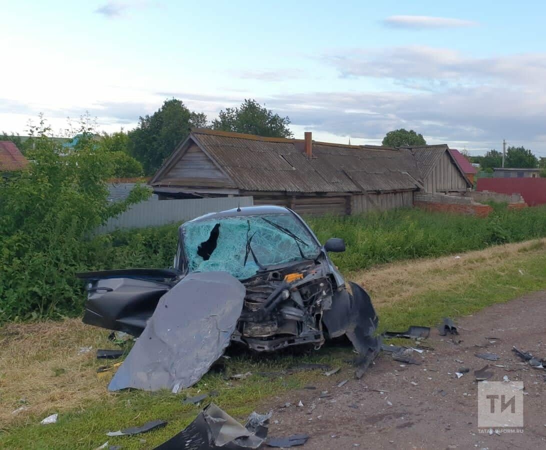 Легковушке сжало перед кузова после того, как она влетела под колеса эвакуатора в Татарстане
