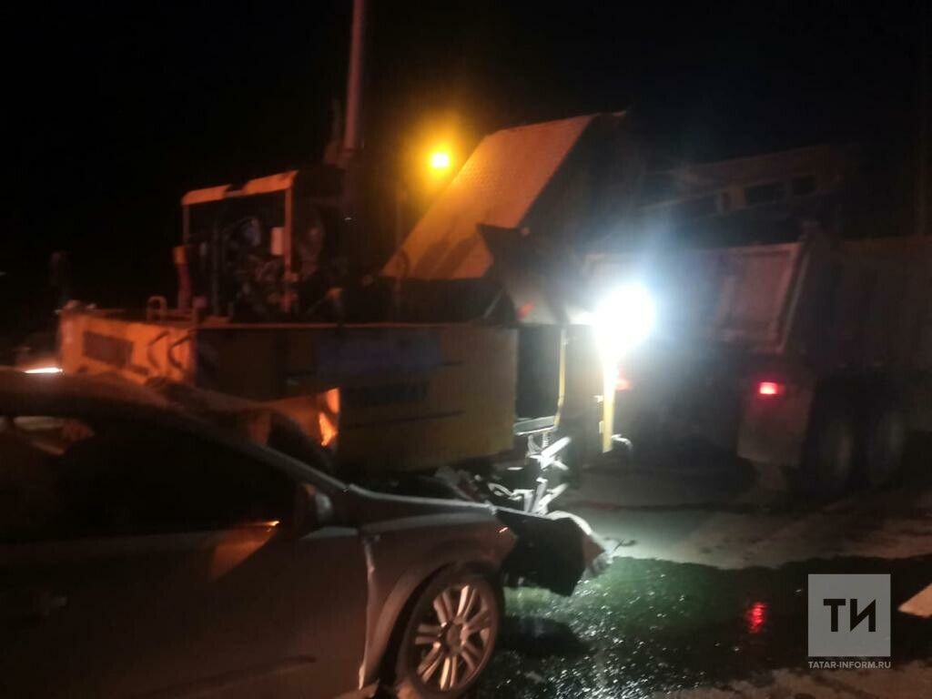 Водитель пострадал, влетев ночью в «КАМАЗ» дорожных рабочих