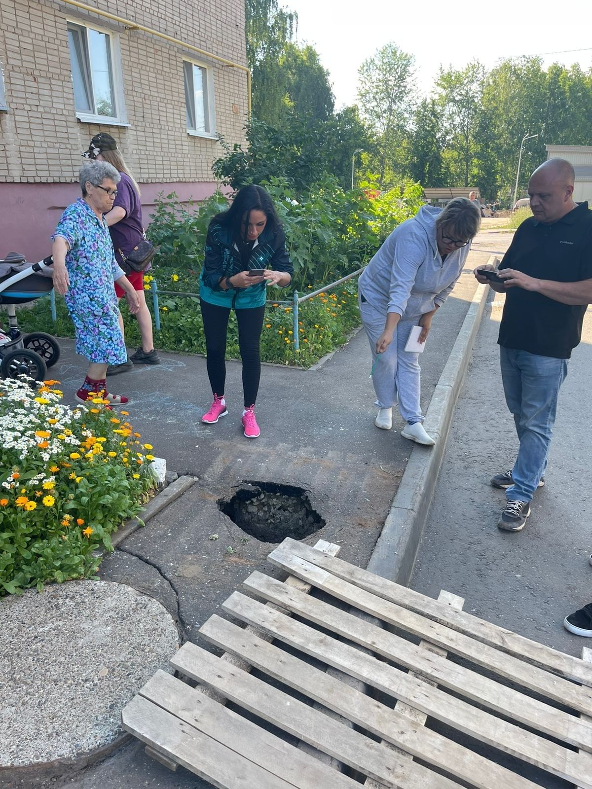 В Менделеевске обследовали канализационные колодцы