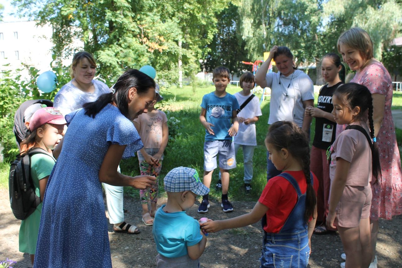 “Өмет яры” гаиләгә һәм балаларга социаль ярдәм күрсәтү бүлекчәсе белгечләре социаль хезмәт алучы балалар һәм аларның ата-аналары өчен чара үткәрделәр