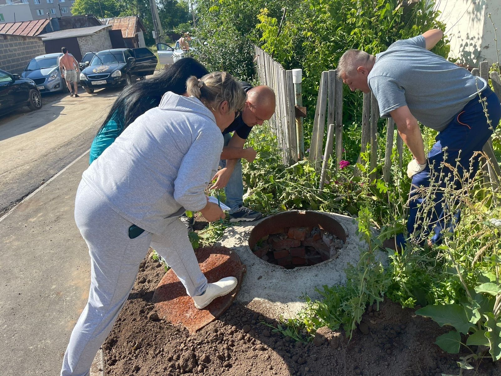 В Менделеевске обследовали канализационные колодцы