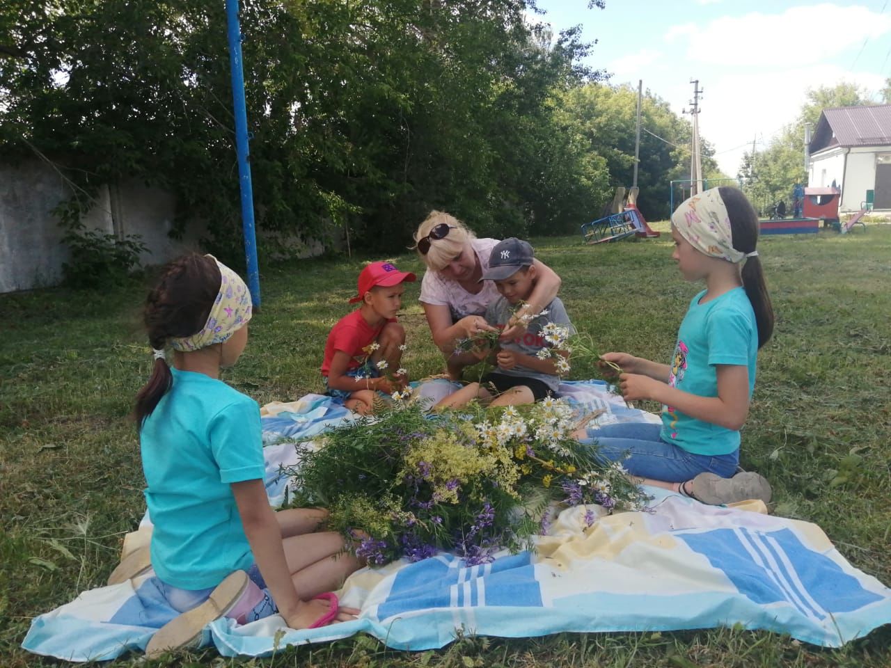 Пора цветов и разнотравья: менделеевцы побывали на мастер-классе по плетению венков