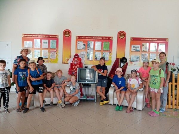 Камаевскую сельскую библиотеку посетили гости