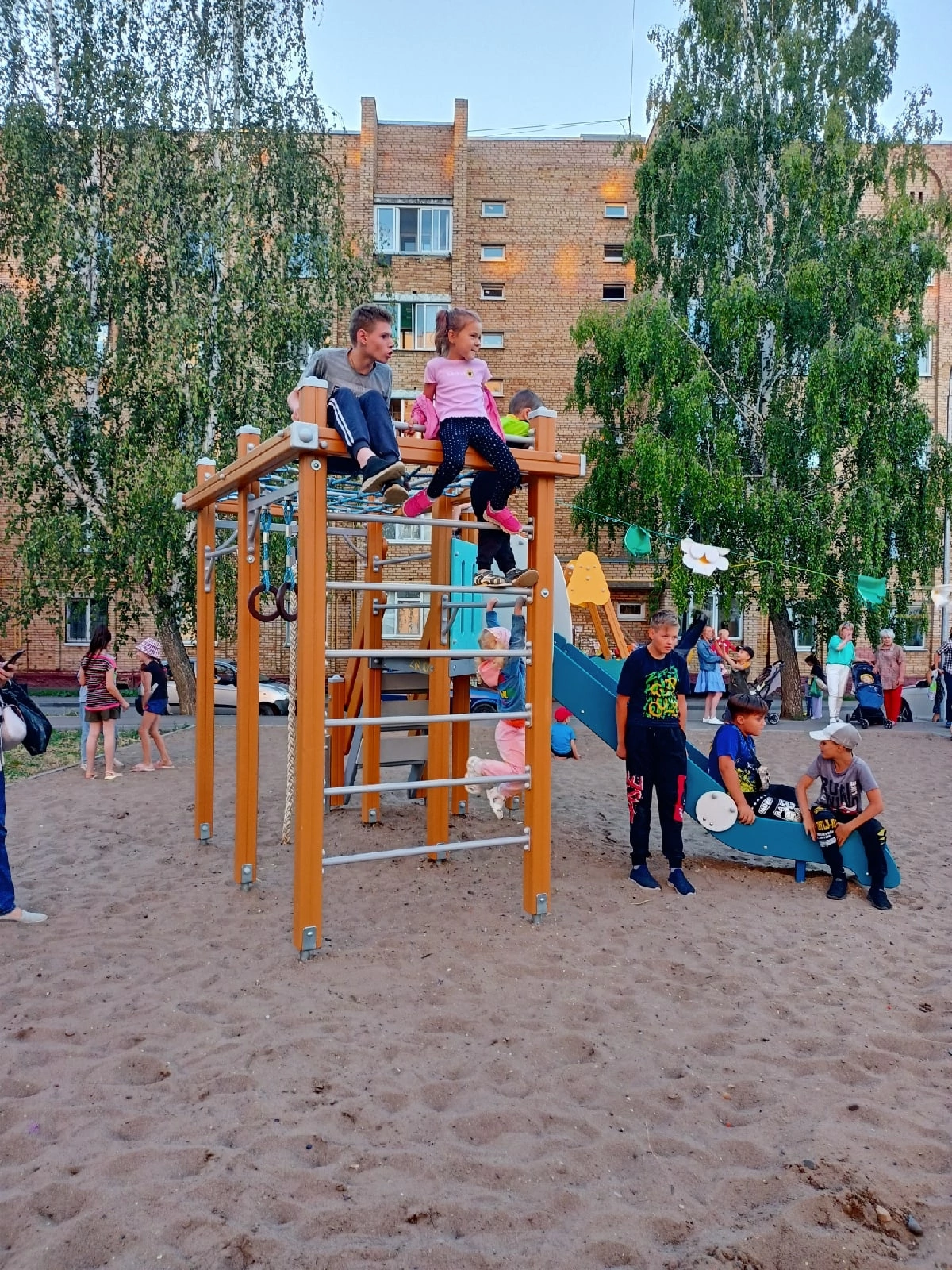 На радость жителям 3 микрорайона Менделеевска-веселое народное гулянье