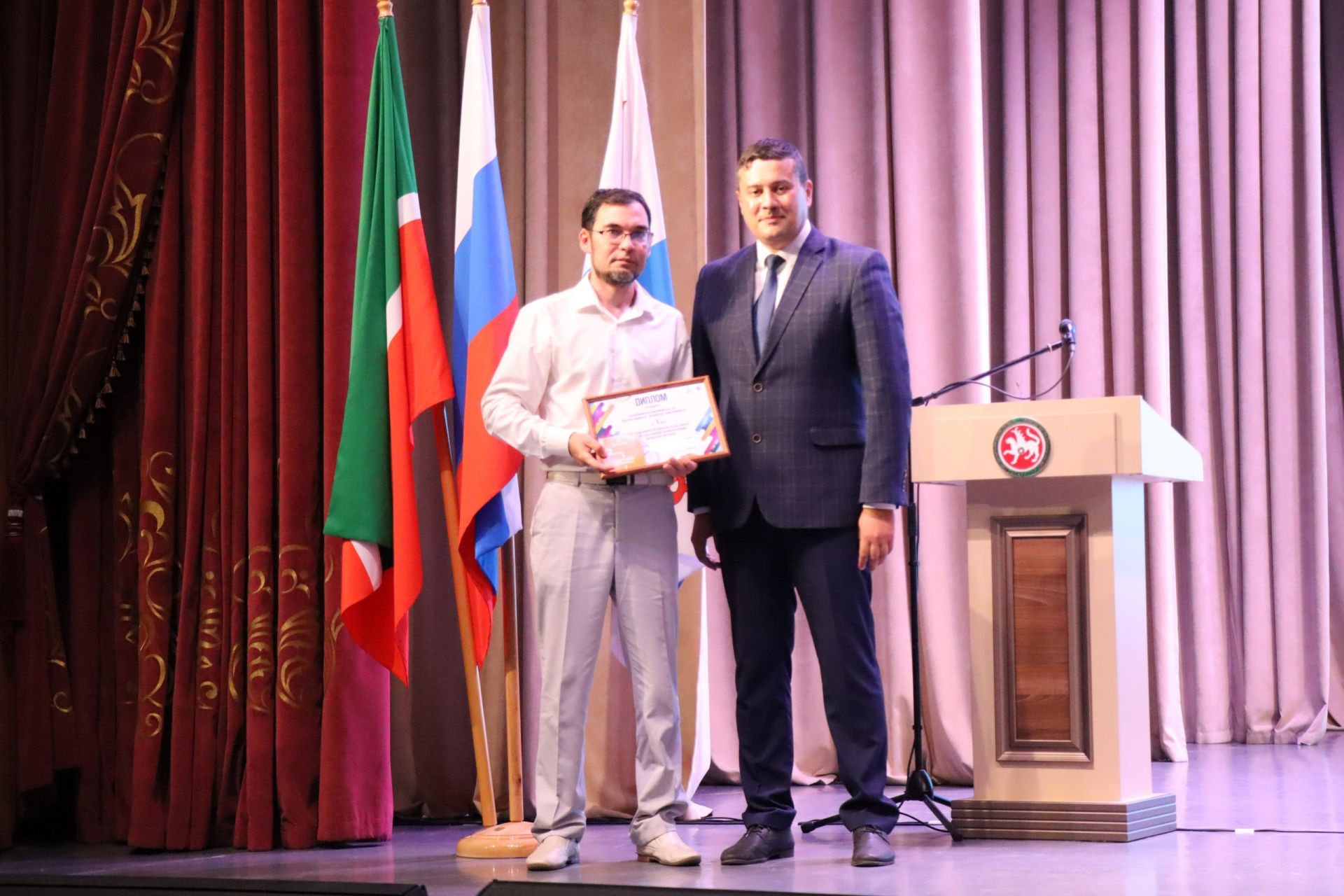 В Менделеевске на августовской конференции наградили призёров конкурса стенгазет