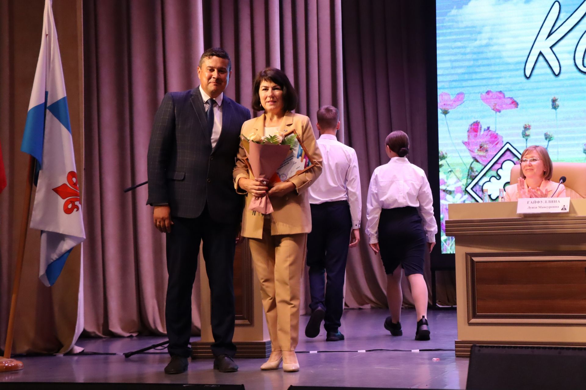 В Менделеевске на августовской конференции наградили призёров конкурса стенгазет