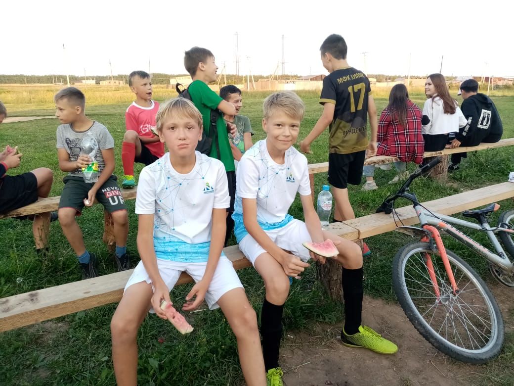 Менделеевские футболисты отметили день ВДВ товарищеской игрой