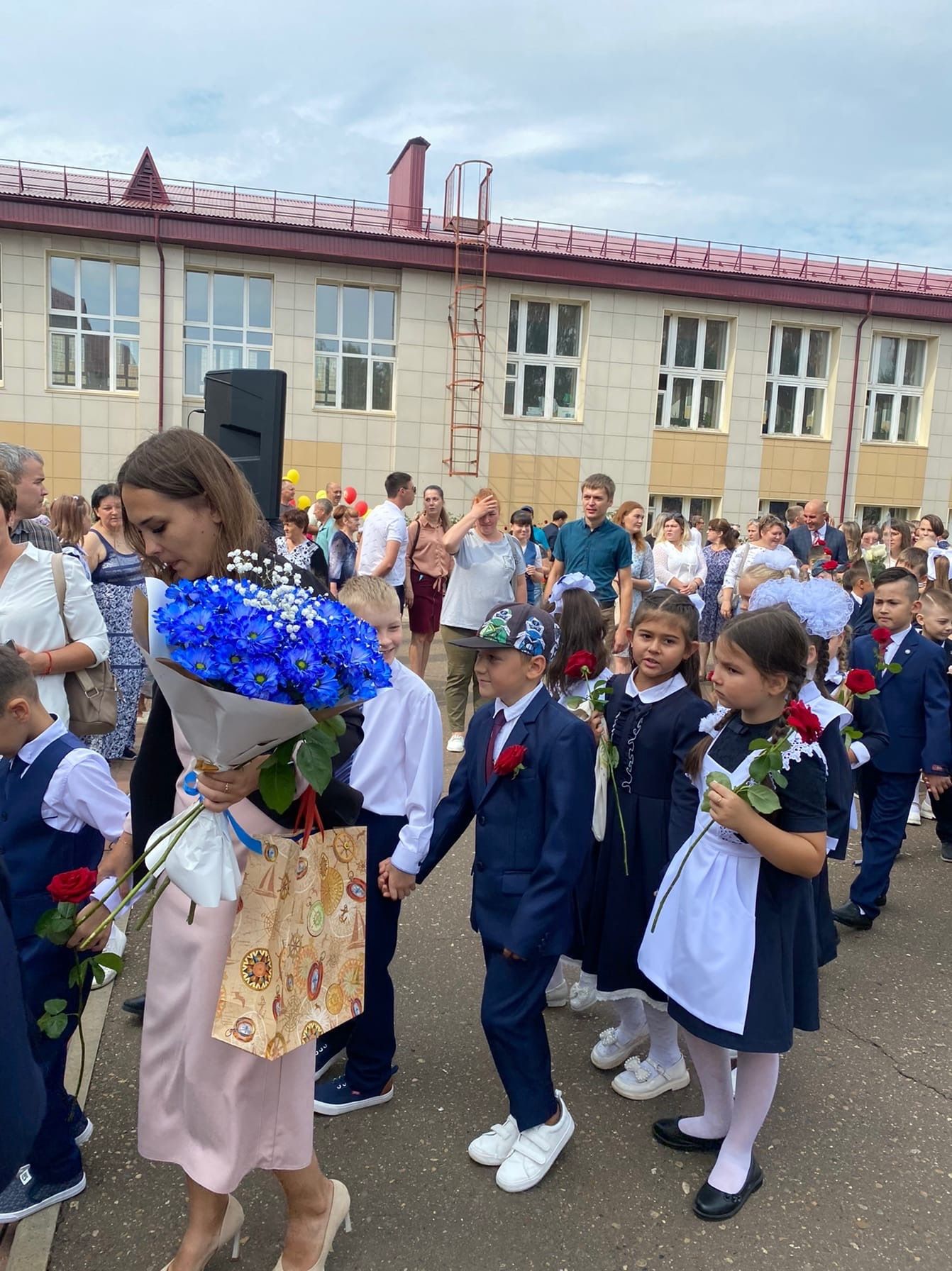 За парты первой школы Менделеевска сели 106 первоклашек