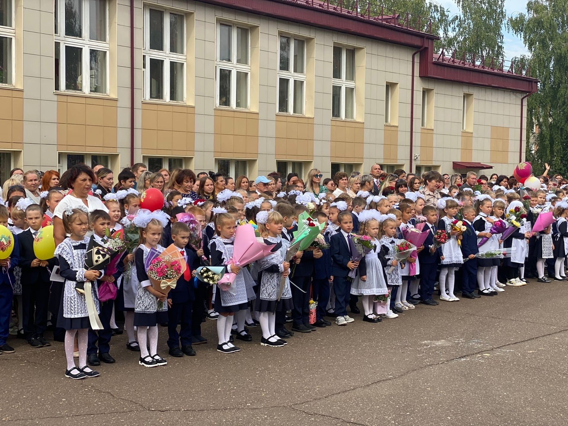 За парты первой школы Менделеевска сели 106 первоклашек