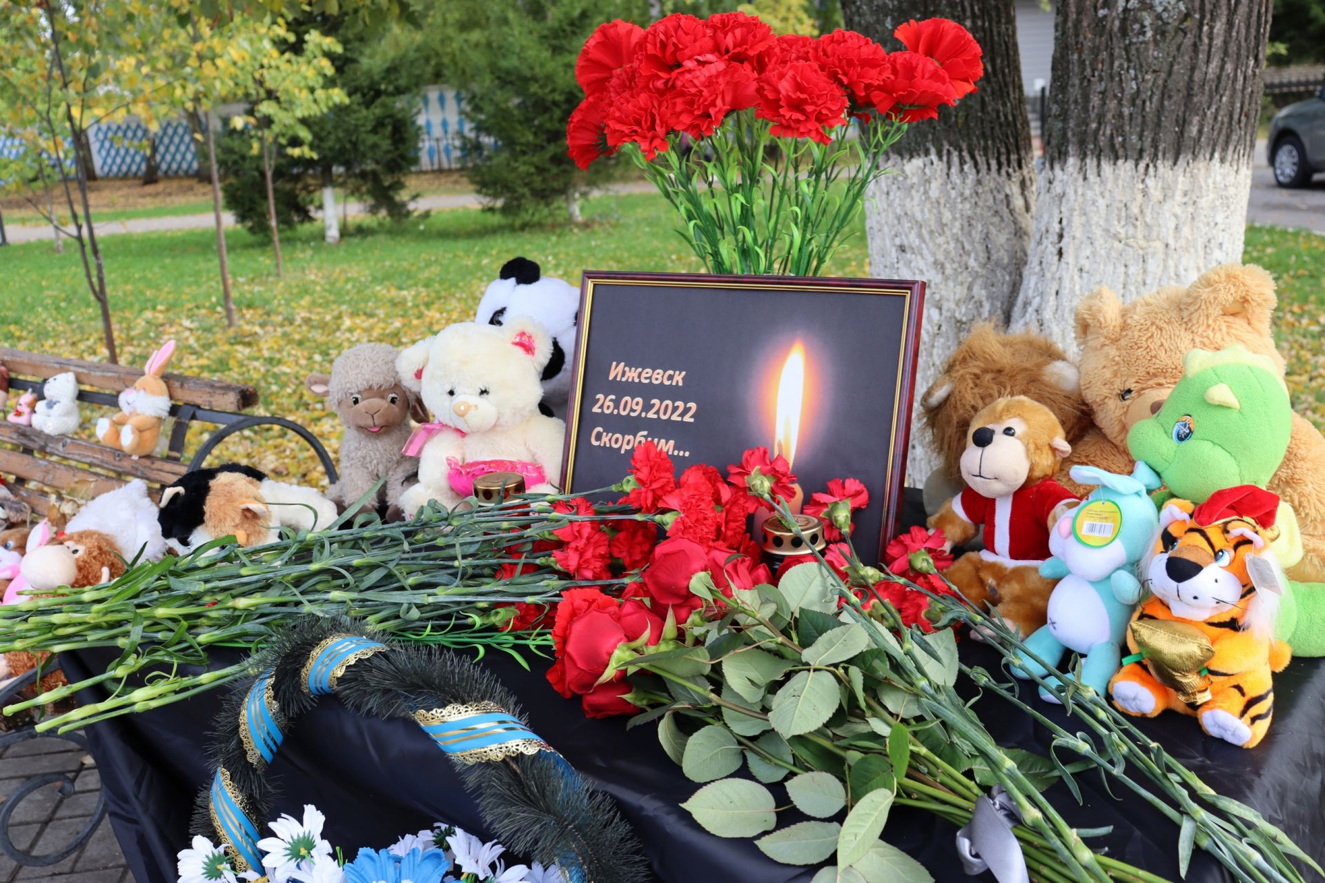 В Менделеевске появился мемориал в память о погибших в школе Ижевска