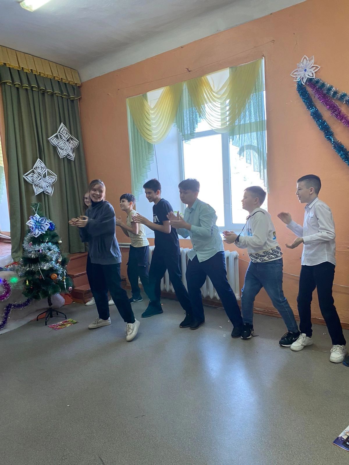 В школе №4 провели квест «В поисках новогодних сокровищ»