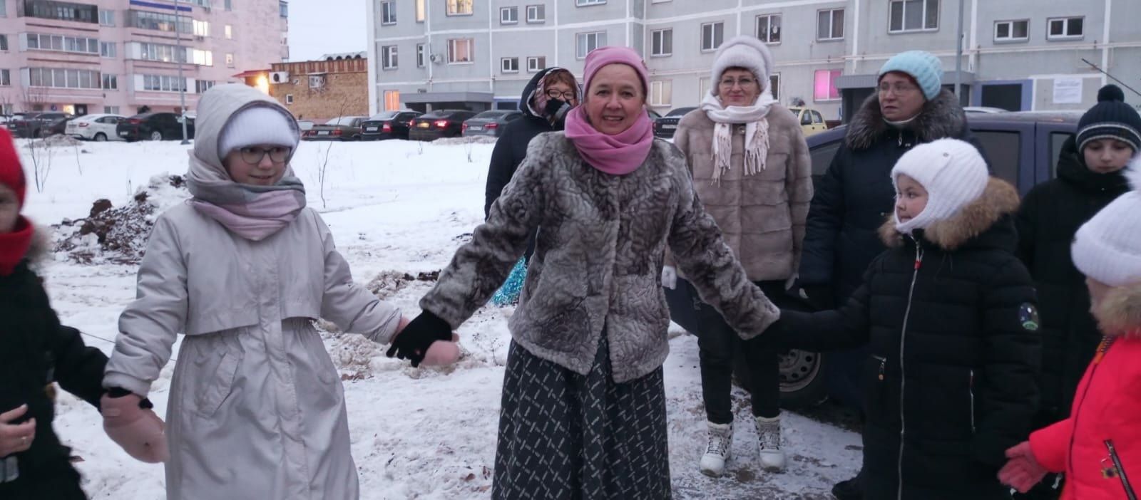 В Менделеевске прошел праздник двора новогодней елки