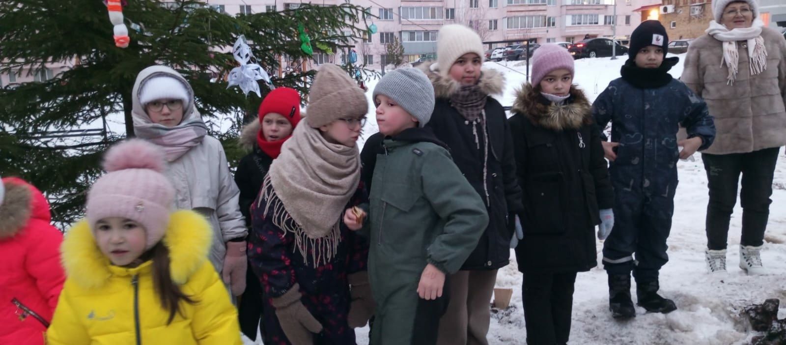 В Менделеевске прошел праздник двора новогодней елки