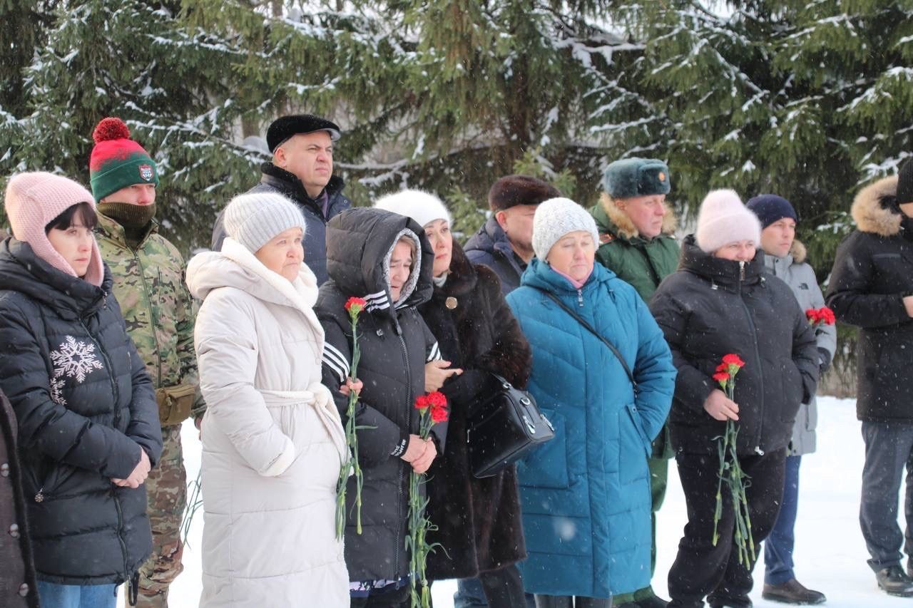В Псеевской школе открыли Мемориальную доску в память о выпускнике